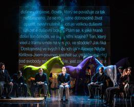 Pět koní a hříbě v životní velikosti. Výtvarnice Eva Zezula stvořila další mimořádnou scénu