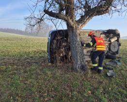 Po nehodě u Vizovic skončilo vozidlo převrácené na boku v poli. Řidičce pomohl dobrovolný hasič