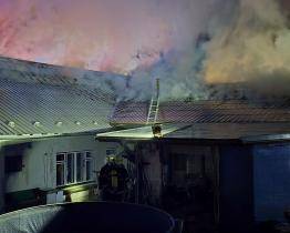 Požár v Rackové zaměstnal jedenáct jednotek hasičů. Díky rychlé akci se podařilo uchránit sousední dům