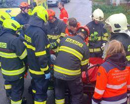 Pro převoz nadměrných pacientů používají záchranáři speciální sadu na nosítka