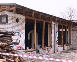 Bourání Šmoulího města finišuje, vznikne tu unikátní modulární stavba