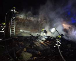 Noční požár kůlny v Kelči zaměstnal šest jednotek hasičů. Jeden hasič se zranil