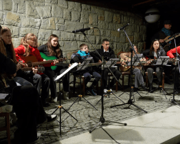 Děti uspávaly studánky a lampionovým průvodem dorazily za divadlem