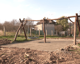 Nové dopadové plochy na hřišti v ZŠ a MŠ zajistí bezpečnější hraní