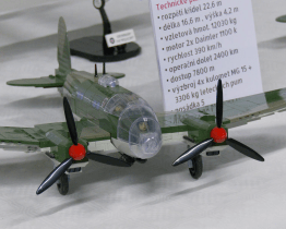 Výstava ukazuje techniku druhé světové války z papíru a kostek