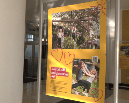 Výstava představuje 16 příběhů pěstounství z regionu