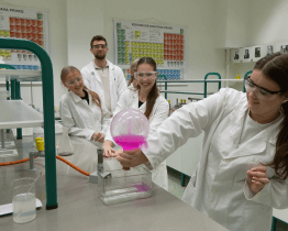 Staroměstská SOŠG představila simulátor řízení a centrum první pomoci