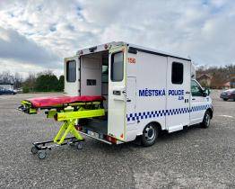 Zlínští strážníci mají nový vůz k převozu opilců do záchytné stanice. Pochvalují si omyvatelný interiér