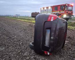 Po nehodě u Ludslavic skončilo osobní vozidlo převrácené v poli