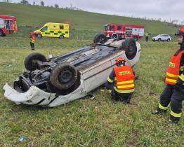 Čtvrteční nehody si vyžádaly dva zraněné. Vozidla skončila v poli, jedno se převrátilo na střechu