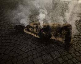 Hasiči zasahovali u požáru betléma v Kroměříži, shořely dvě postavy