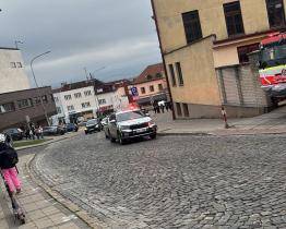 Policie evakuovala 450 osob ze základní školy v Uherském Brodě. Hrozil výbuch nebezpečné látky