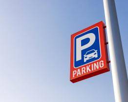 Luhačovice zavedou nový parkovací režim v ulici Družstevní a zlevní rezidentské karty