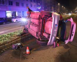Opilá řidička v Kroměříži převrátila auto na střechu