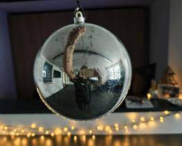 Dva opilci kradli na náměstí v Kroměříži ozdoby z vánočního stromu