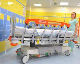 Valašskomeziříčské ARO má k dispozici moderní transportní lůžko pro urgentní pacienty