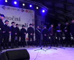 Na náměstí Míru ve Veselí se rozsvítil vánoční strom