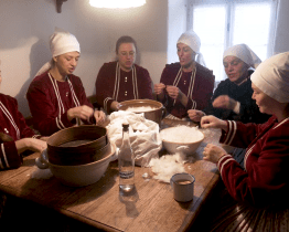 Advent v Rochusu připomněl staré tradice od draní peří až po věštění z olova