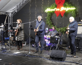 Při rozsvěcování stromu zahrála kapela složená z vedení města