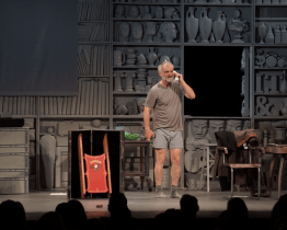 Ivan Trojan hrál v Divadle v Lidovém domě inscenaci Žáby