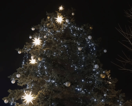 Ve Valašském Meziříčí spojili rozsvícení vánočního stromu s mikulášskou nadílkou