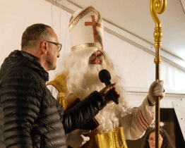 Na náměstí Velké Moravy přišel za dětmi Mikuláš a rozsvítil vánoční strom  