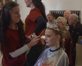 Studentky kadeřnického oboru vytvářely pohádkové účesy 