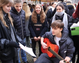 Studenti gymnázia a zdravotnické školy připravili dobročinný jarmark