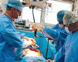 Kroměřížští chirurgové zavádí jako první v kraji nový způsob operace rozsáhlé břišní kýly