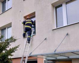Seniorka ve Zlíně upadla v bytě a nemohla vstát. Do akce šli strážníci i hasiči