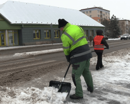 Pracovníci Služeb města Veselí nad Moravou bojovali se sněhem a mrznoucím deštěm