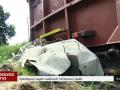 Vykolejený vagón v Otrokovicích zatarasil vlečkový přejezd. Na jeho odstranění bylo zapotřebí 120 tunového jeřábu.