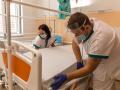 Vsetínská nemocnice zřizuje covidovou stanici a omezuje plánovanou operativu