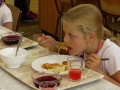 Na obědy pro děti z rodin v hmotné nouzi dá kraj přes milion korun
