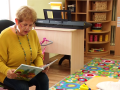 Dětem z mateřských škol čtou babičky