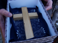 Starostové obcí poničených tornádem převzali kříže od papeže