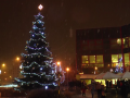 Atmosféru rozsvícení vánočního stromu umocnil první sníh