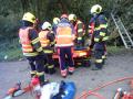 Víkendové nehody ve Zlínském kraji: sražení chodci, auto v příkopu a střet dodávky se stromem