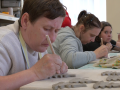 Uživatelé charitního střediska Klíček vyrábějí z keramiky i ze dřeva