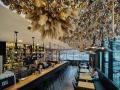 „Nejvánočnější bar“ v Obchodním domě zdobí 12 tisíc baněk! Jejich výroba zabrala celý měsíc, instalace čtyři dny