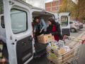 Zaměstnanci krajského úřadu přispěli sladkostmi do potravinové sbírky 