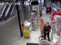 Neznámá žena vzala u pokladny cizí peněženku. Teď ji hledá policie