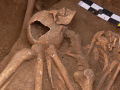 Archeologické nálezy na Modré odhalily nové hroby se třemi kostrami