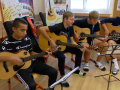 Čtyři desítky kytaristů hrály celý týden na táboře ve škole Pod Vinohrady