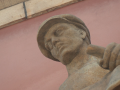Město zrestaurovalo sochu kováře na budově zlínské radnice