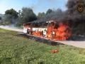 Autobus se čtyřicítkou cestujících na palubě začal hořet. Po zásahu hasičů z něj zbylo jen torzo