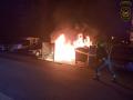 Krušná noc hasičů ve Zlíně: úmyslně zapálené kontejnery a nedbalý kuřák na balkóně