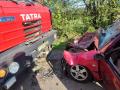 Srážka osobního automobilu s náklaďákem v Přílukách si vyžádala dva těžce zraněné