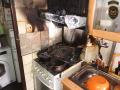 Při vaření karbanátků začala hořet kuchyně. Muž se nadýchal kouře, obyvatele bytového domu museli evakuovat