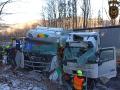 Vážná nehoda dvou náklaďáků a jednoho osobního vozidla v Buchlovských kopcích: tři zranění, na místo letěl vrtulník